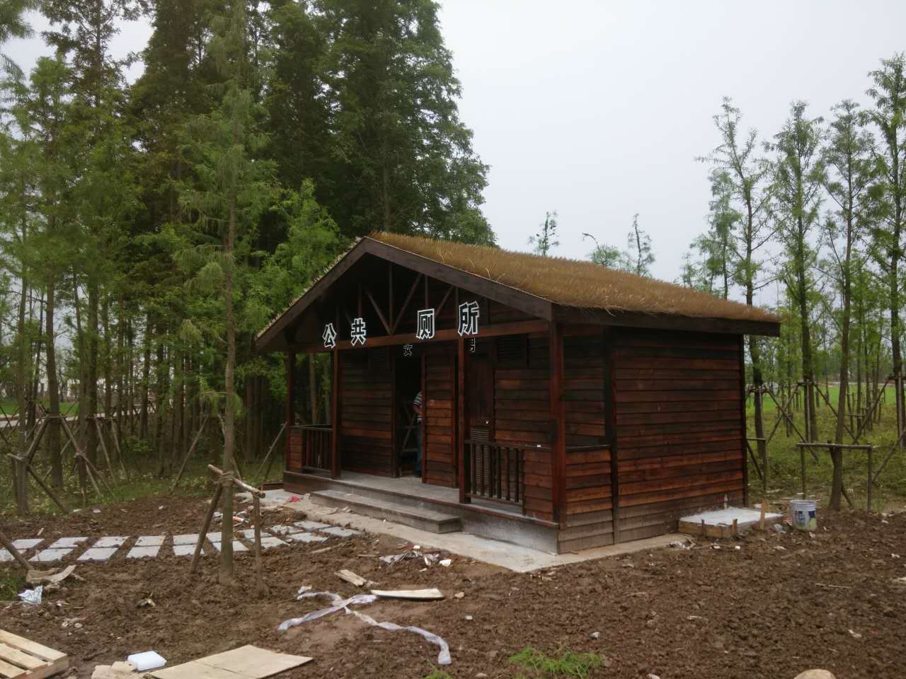 長(zhǎng)興島公園防腐木廁所